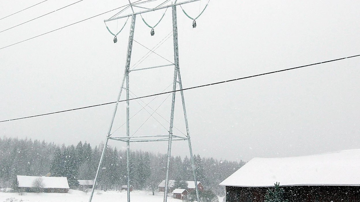 Tukes huomauttaa, että tykkylumen irrotus sähköjohdoista on aina sähköverkkoyhtiön asentajien tehtävä.