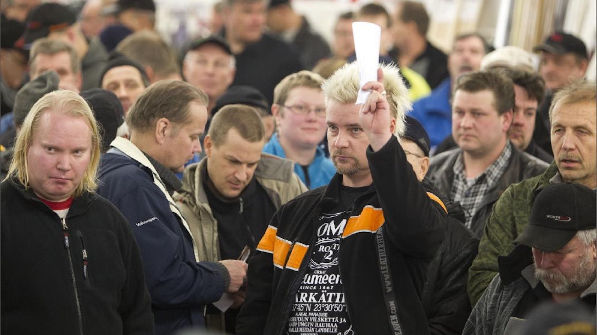 Somerolainen yrittäjä Timo Ilmonen osallistui rautakaupan huutokauppaan. Huuto kannatti, sillä laminaattierä vaihtoi omistajaa 130 euron pilkkahintaan. Markku Vuorikari