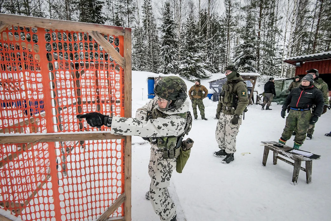 Pistooliradalla käydään ennen kilpailusuoritusta ammunnan eri vaiheet läpi ilman asetta.