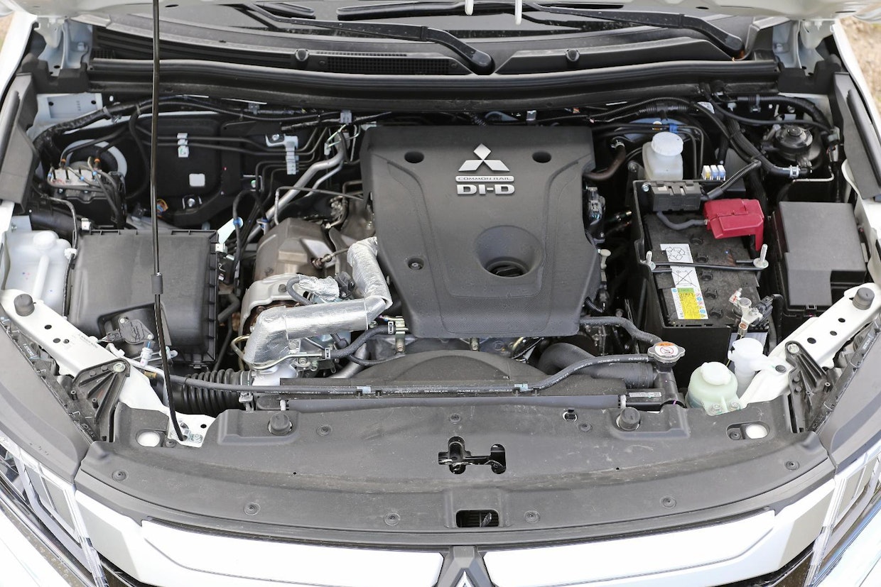 Molempien autojen nesteenlisäykset on helppo tehdä ja huoltokohteet ovat hyvin esillä. Moniurahihnan vaihto edellyttää molemmissa autoissa joko pieniä käsiä tai runsasta purkamista.
