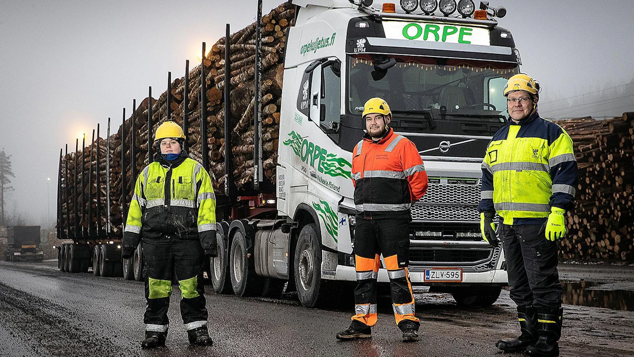 Logistiikkapäällikkö Esa Korhonen (oik.) ja kuljettajat Sini Ora ja Vili Kovanen pysähtyivät lastauspaikalle Kuusankoskella. UPM:llä on Trafin erikoisluvalla kuljetuksissaan käytössä viisi pitkää yhdistelmää, kansankielellä rekkaa. Sana rekka tarkoitti aluksi parirekeä, jonka päälle asetetulla irtolavalla kuljetettiin puutavaraa.
