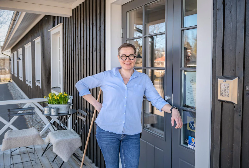 "Olen kiitollinen jokaisesta asiakkaasta", sanoo yrittäjä Mari Seppänen. Hän perusti sellaisen hotellin, jossa haluaisi itsekin majoittua.