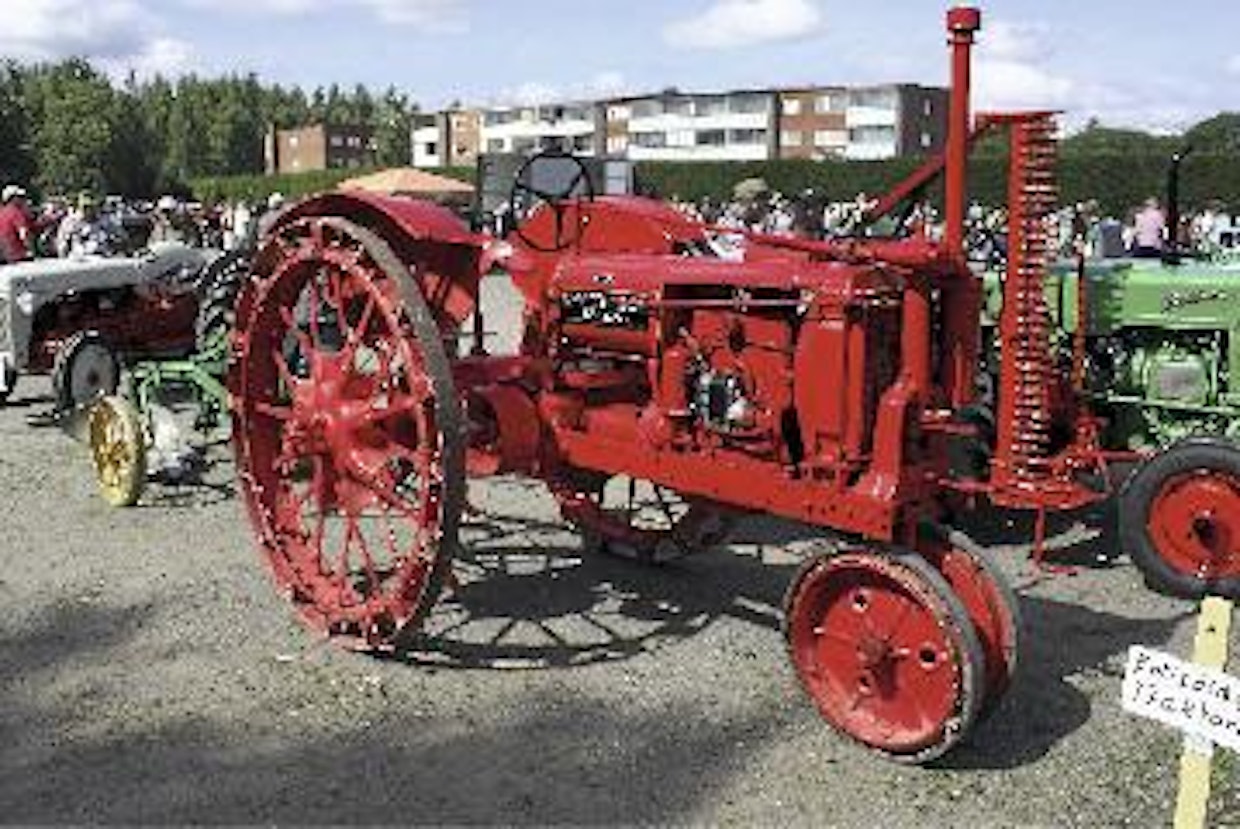 McCormick Farmall F-14 oli 30-luvun kevein ja pieniruokaisin Suomessa myynnissä ollut traktori. 1 280-kiloinen Farmall vei täydellä 15 hv:n teholla 5-litraa petroolia tunnissa. Vuonna 1939 traktori maksoi rautapyöräisenä 34 000 markkaa. Vakiomallinen Deering W-14 oli 35 200 markan arvoinen, 500 kiloa painavampi ja 8 hevosvoimaa tehokkaampi Farmall F-20 puolestaan 10 000 markkaa kalliimpi. (Huittinen)