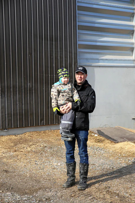 Janne Niemi ja nuori isäntä Aukusti Niemi ovat tyytyväisiä PehuTecin viljankosteusmittariin.
Mittarin antamat lukemat ovat olleet erittäin tarkkoja.