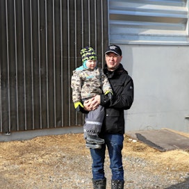 Janne Niemi ja nuori isäntä Aukusti Niemi ovat tyytyväisiä PehuTecin viljankosteusmittariin.  Mittarin antamat lukemat ovat olleet erittäin tarkkoja.