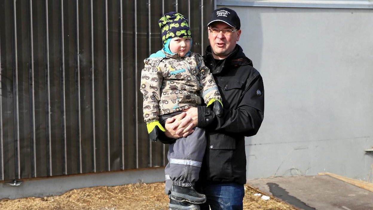 Janne Niemi ja nuori isäntä Aukusti Niemi ovat tyytyväisiä PehuTecin viljankosteusmittariin.
Mittarin antamat lukemat ovat olleet erittäin tarkkoja.