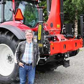 Lappajärvellä toimiva Jake Finland Oy on tunnettu traktoreiden varustelijana ja etenkin puutavarakuormainten sovitteiden valmistajana. Jake-sovitteista onkin muodostunut kuormainasennuksissa lähes standardi. Yritys on nyt laajentanut toimintaansa kokonaisten maastonosturiyhdistelmien valmistukseen.