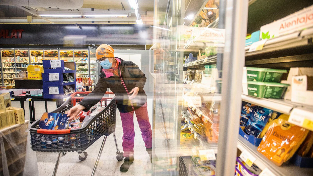 "Haluan tukea kotimaista työtä ennemmin kuin työttömyyttä", sanoo Tarja Ronkainen, joka kävi torstaina ostoksilla Myrskylän Salessa.