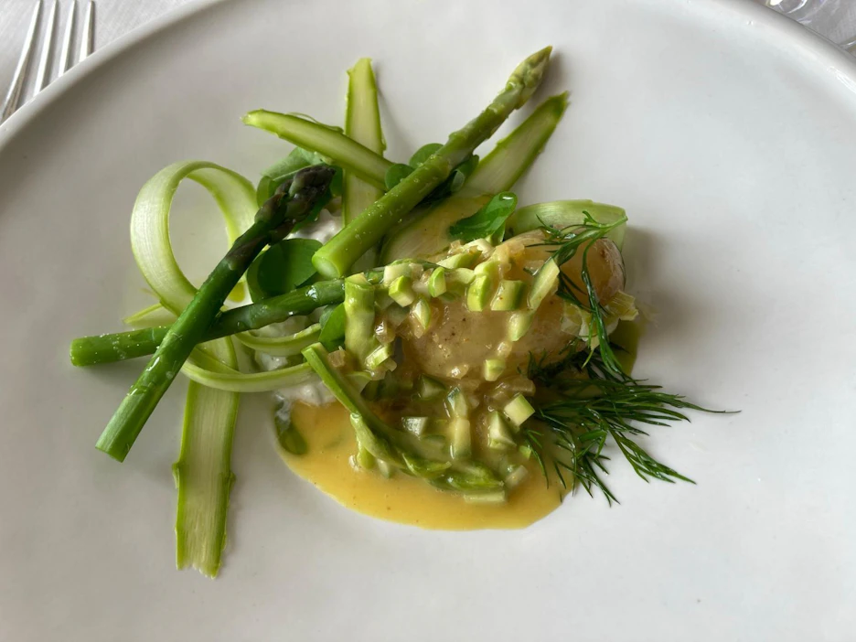 Helsinkiläisen Olo Groupin ravintoloissa Olossa, Emossa, Nudessa ja Villa Störsvikissä vietetään kesäkuun alussa Varhaisperuna & Parsa -viikkoja.
