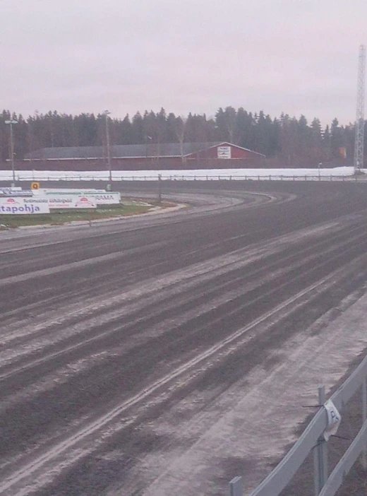 Paremmalta alkaa näyttää. Ylivieskan ratamestari Jani Järvikuona on urakoinut kaviouran ajettavaan kuntoon viikonloppuna iskeneiden rällääjien jäljiltä. Keskisessä ravataan seuraavan kerran perjantaina.
