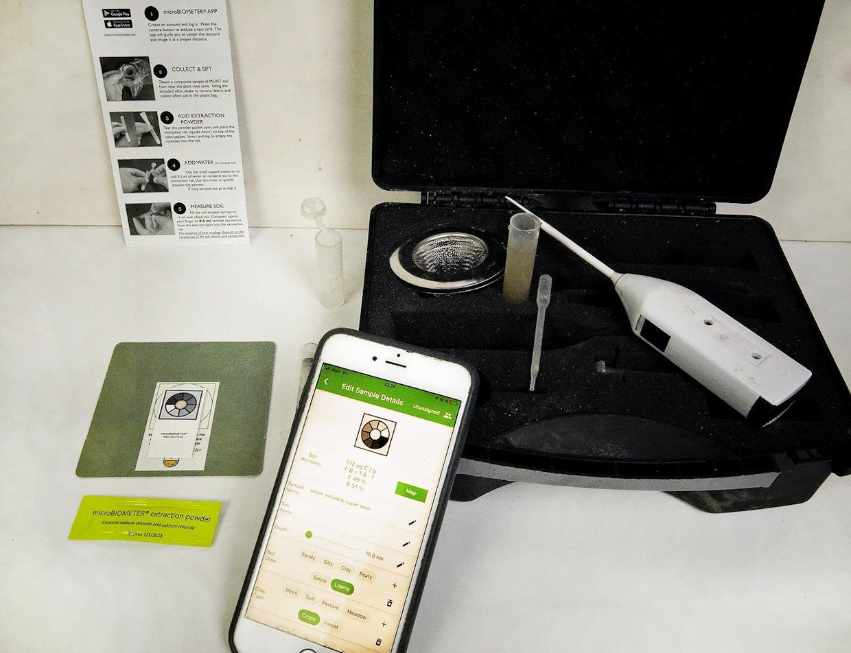 Microbiometer-testi hyödyntää kännykkäkameran kuvankäsittelyn tekniikkaa ja laskenta-algoritmia. Applikaatio tunnistaa bakteerien ja sienten ominaisvärit, jonka perusteella määräarviot saadaan sekä mikrogrammoina että myös prosenttiosuuksina. Maanäyte preparoidaan koeputkessa sakkauttamalla kivenäismaalajitteet. Multaosio jää kellumaan ja mikrobinäyte imaistaan koeputken keskiosasta. Tulokset vastaavat n. 90 prosenttisesti PLFA-laboratoriotestiä.