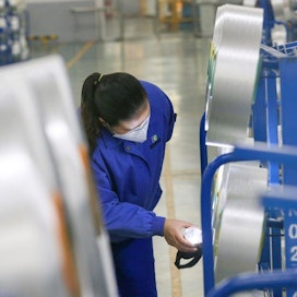 Suojavälineiden valmistus Kiinassa on alkanut hiipua keväisestä yllätyspiikistään.