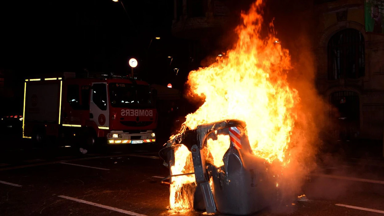 Barcelonassa puhjenneissa mielenosoituksissa protestoijat ottivat yhteen poliisin kanssa ja sytyttivät muun muassa roskiksia palamaan.