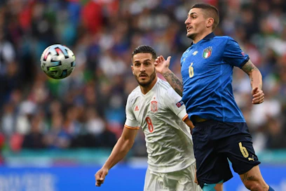 Italian Marco Verratti (oikealla) ja Espanjan Koke tavoittelivat palloa EM-kisojen välieräottelun alkuhetkillä. LEHTIKUVA/AFP