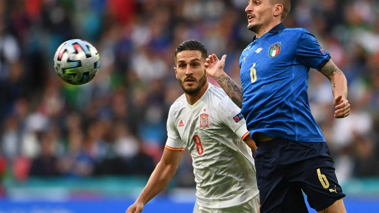 Italian Marco Verratti (oikealla) ja Espanjan Koke tavoittelivat palloa EM-kisojen välieräottelun alkuhetkillä. LEHTIKUVA/AFP