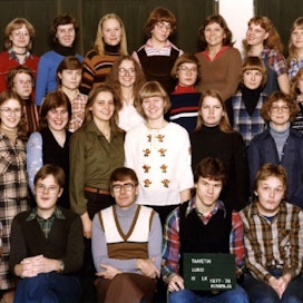 Taavetin lukion abiturientit vuosimallia 1978. Seuraavalla aukeamalla on kerrottu kuvasta ympyröityjen henkilöiden tarinat tarkemmin.