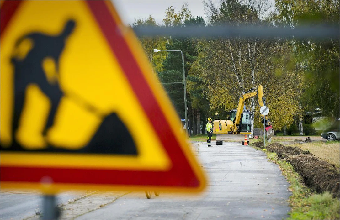 Yleisimmin valokuitu tuodaan vanhoille asuinalueille samalla, kun sähköjohdot kaapeloidaan maan alle. Maanrakennus Dahlbacka urakoi valokaapelia Kauhavalla torstaina. Johannes Tervo