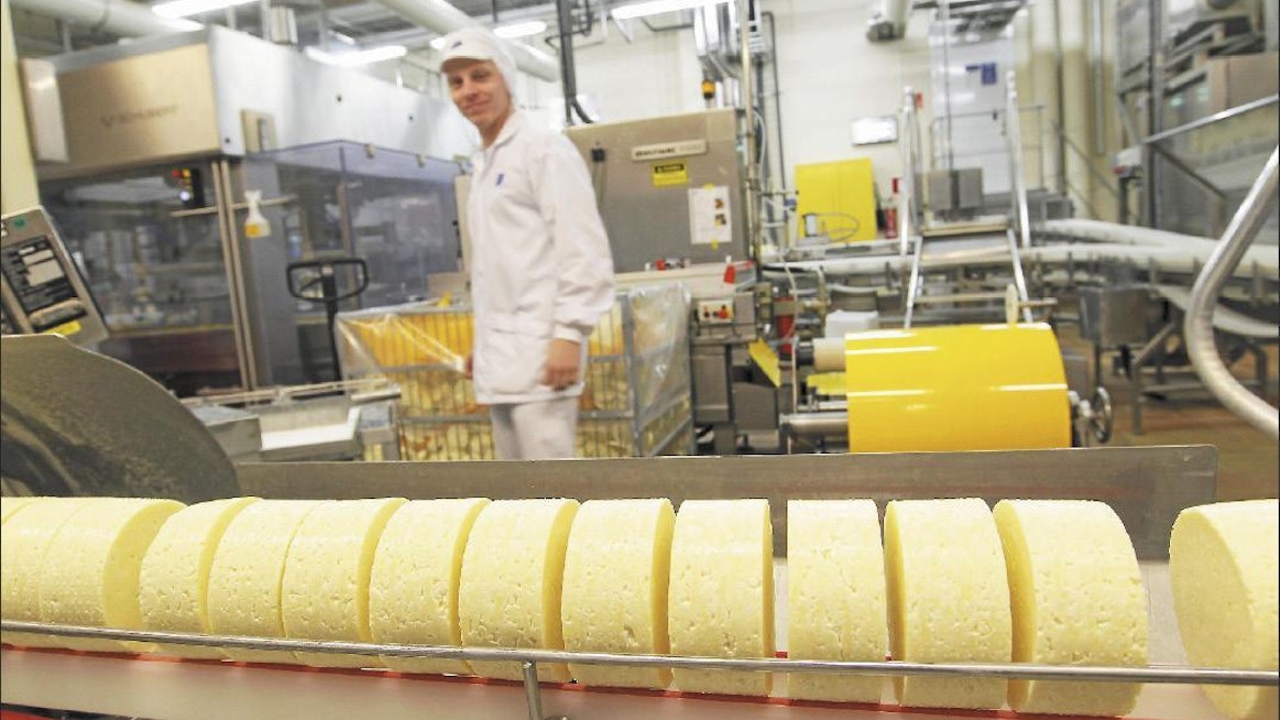 Valio investoi viime vuonna 105 miljoonalla eurolla, josta yli 90 prosenttia suuntautui Suomeen. Viime vuonna tuotantoa laajennettiin esimerkiksi Haapavedellä. Pekka Fali