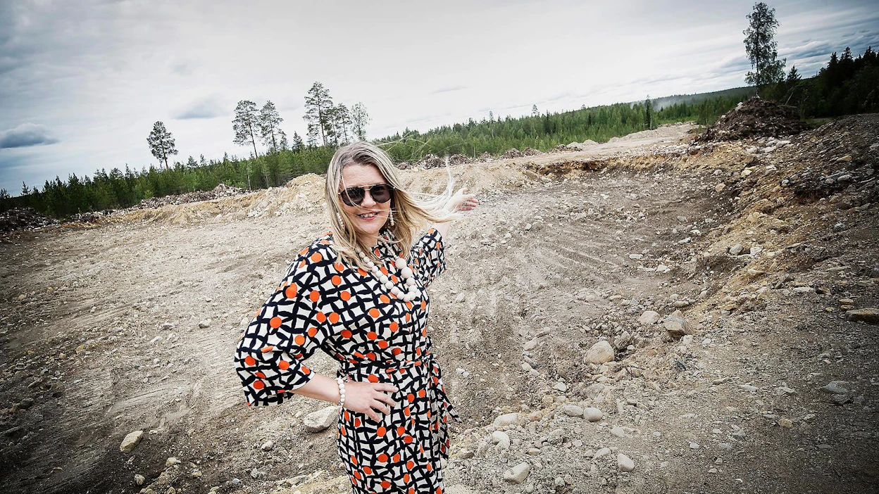 Kyyjärven kunnanjohtaja Tiina Pelkonen esitteli MT:lle tuulivoimapuiston rakennustyömaata Peuralinnan korvessa.