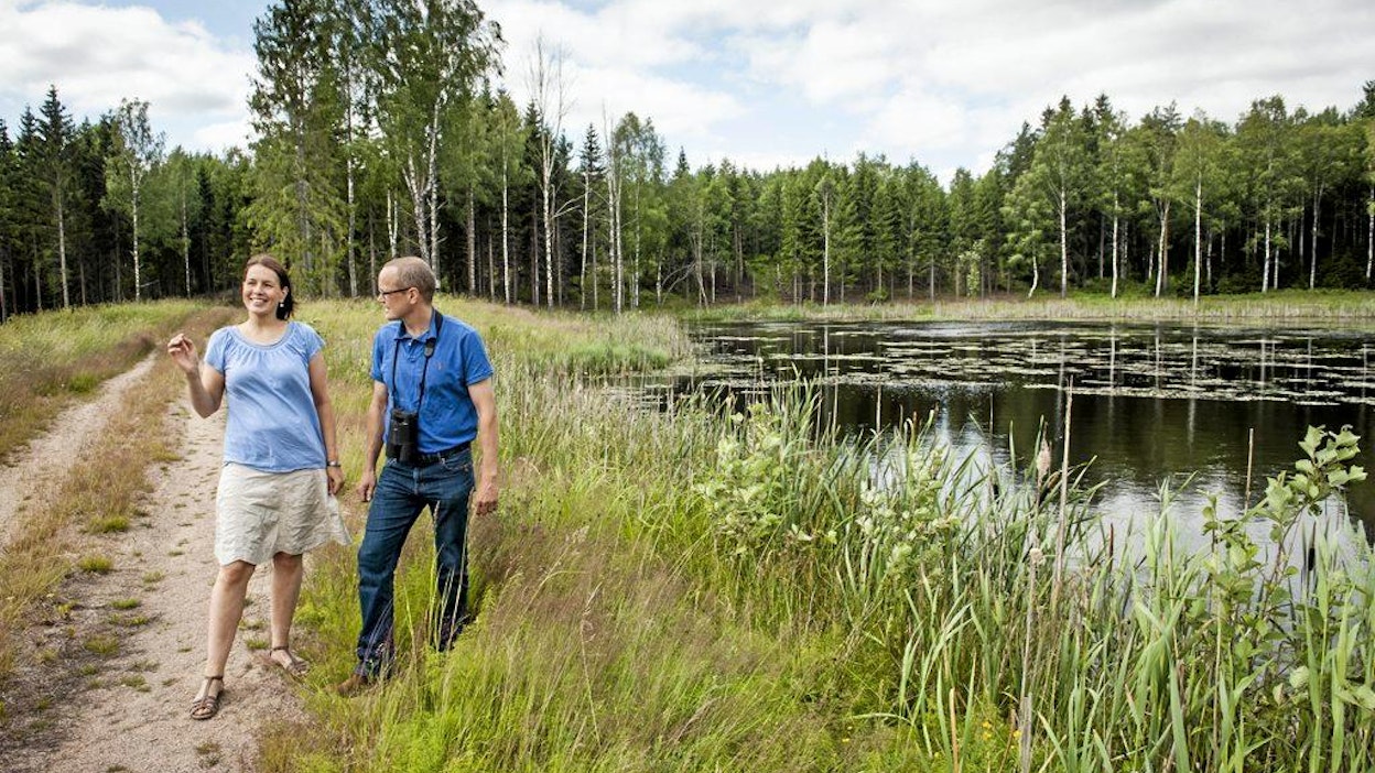 Viime vuonna Suomen ympäristöystävällisin tila oli Kosken kartano Salossa. Kuvassa tilan isäntäpari Helena ja Fredrik von Limburg Stirum tilan maille kaivetun kosteikon äärellä.
