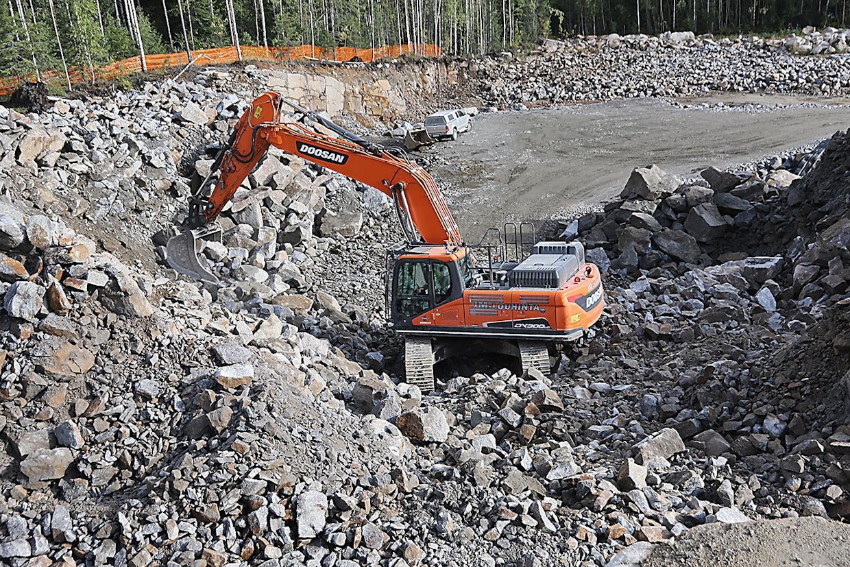 JM-Louhinnalla on kaksi Doosan DX300 -konetta. Toiseen oli rakennettu ylävaunun kaiteet, jotka suojaavat kolhuilta.