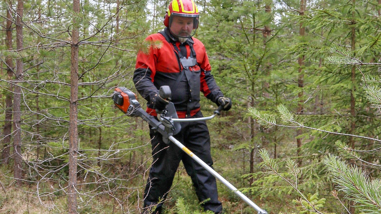 Husqvarna on tuonut markkinoille uuden akkumallisen yleisraivaussahan. 535iFR on suunniteltu pienirunkoisten taimikoiden hoitotöihin ja heinänniittotehtäviin. Koneviesti ottaa kesän aikana selvää, miten saha eri tilanteista selviää.