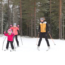 Jämsäläinen liikunnanopettaja Nina Mäki ohjaa iida ja Elli Tainia murtomaahiihdon perustaitojen äärelle. Jämsänkosken Ilveksen hiihtokoulu käynnistyy helmikuun alussa.