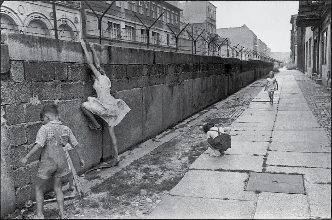 Berliinin muuri, Länsi-Berliini. 1962. Henri Cartier-Bresson / Magnum Photos