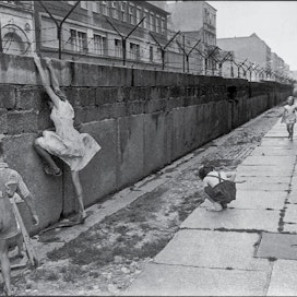 Berliinin muuri, Länsi-Berliini. 1962. Henri Cartier-Bresson / Magnum Photos