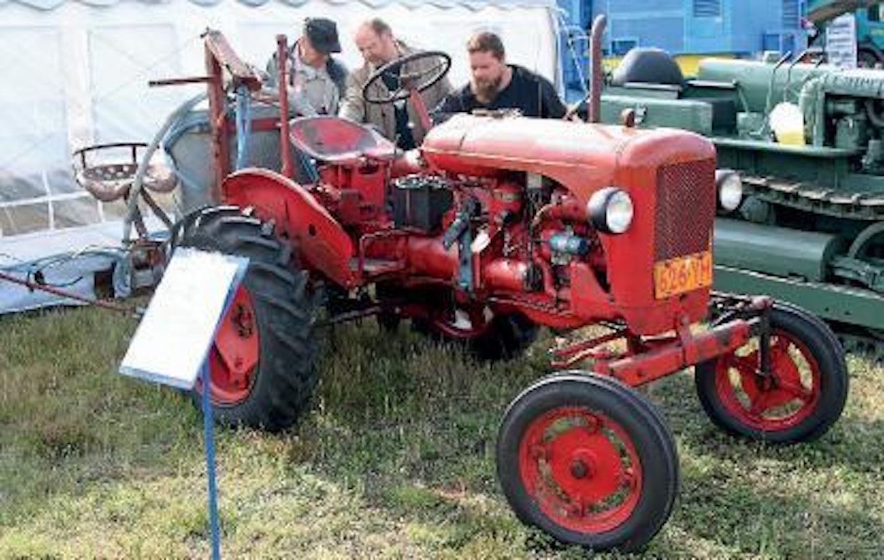 Valmet 20 tuli markkinoille vuonna 1952. Punaista Valmetia valmistettiin vuoteen 1962 mennessä noin 9 800 kappaletta. Tehoa traktorista löytyi 19,5 hevosvoimaa. Tämä yksilö on vuodelta 1956. Taakse on kiinnitetty leimikon myrkytykseen käytetty ruisku. (TI)