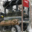 Fixteri avaa alan yrittäjälle mahdollisuuden palvella nuoren metsän tuotteilla metsä-, energia- ja kemianteollisuutta. Kuvan paali lähtee selluksi. Koneen alemmassa kammiossa täyttyy energiapuunippu.