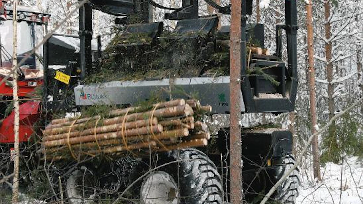 Fixteri avaa alan yrittäjälle mahdollisuuden palvella nuoren metsän tuotteilla metsä-, energia- ja kemianteollisuutta. Kuvan paali lähtee selluksi. Koneen alemmassa kammiossa täyttyy energiapuunippu.