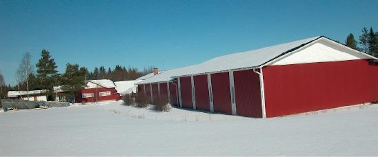 Talvisin puhtaat hanget ympäröivät Nord Mills Oy:n tuotantohallin, mutta sisällä tuotanto elää kiireisintä aikaa. Tuotantotilaa hallissa on 800 m2.