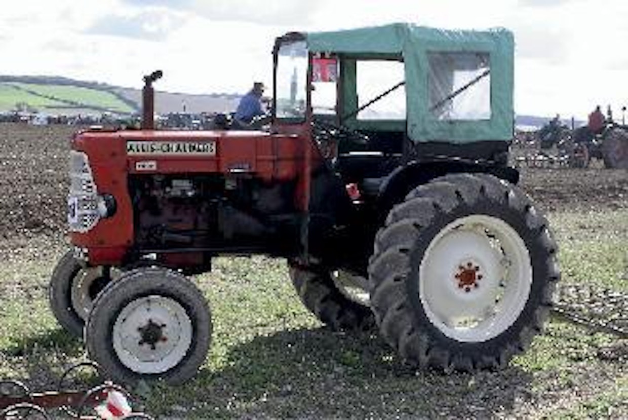 Amerikkalaiset Allis-Chalmersit olivat tasokkaita ja arvostettuja traktoreita, mutta samaa ei voi sanoa Englannin Alliksista, joita tehtiin 22 vuoden ajan vuodesta 1947 lähtien. 1950-luvulla ne eivät vielä erottuneet joukosta, mutta 1960-luvulla alkoi kuvan ED-40 poiketa kilpailijoista heikon käynnistyvyytensä ja omituisten teknisten ratkaisujensa puolesta. Valmistus päättyi vuonna 1969, mutta viimeisiä traktoreita jouduttiin kaupittelemaan vielä pari vuotta myöhemmin.