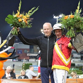 Timo Nurmos ja Jorma Kontio - voittamatonta yhteistyötä jo vuosikymmeniä. Tässä arkistokuvassa kaksikko tuulettamassa pyhän Derbyn mestarin Calgary Gamesin isän Readly Expressin voittoa Jubileumspokalenissa 2017 - sekin syntyi ME-tuloksella.