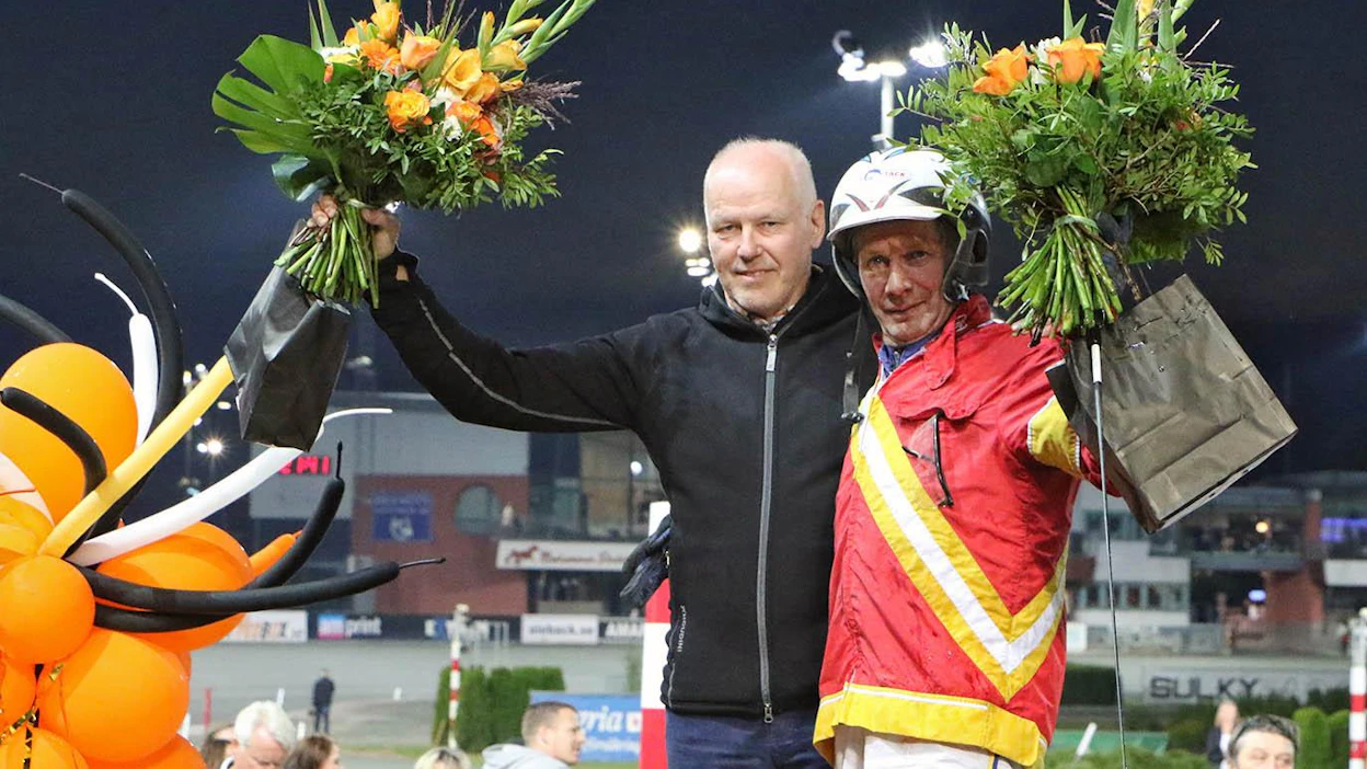 Timo Nurmos ja Jorma Kontio - voittamatonta yhteistyötä jo vuosikymmeniä. Tässä arkistokuvassa kaksikko tuulettamassa pyhän Derbyn mestarin Calgary Gamesin isän Readly Expressin voittoa Jubileumspokalenissa 2017 - sekin syntyi ME-tuloksella.