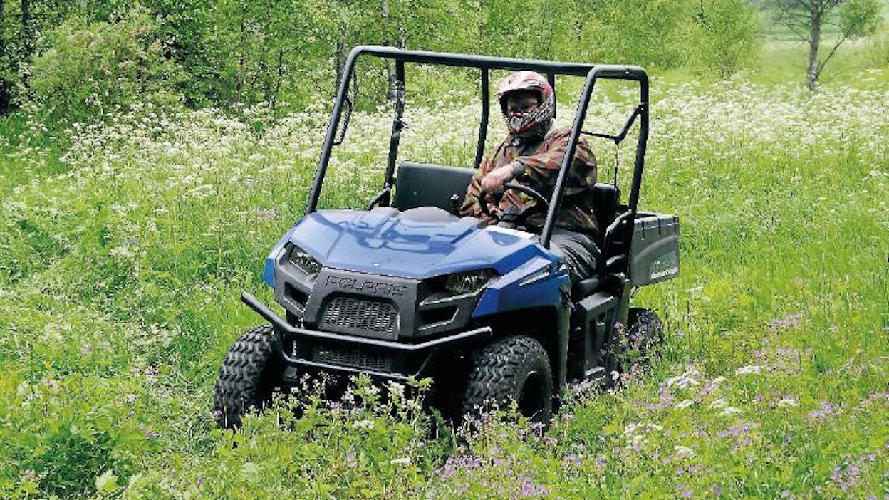 Ranger EV ei ulkoisesti eroa polttomoottorikäyttöisestä mönkijästä.