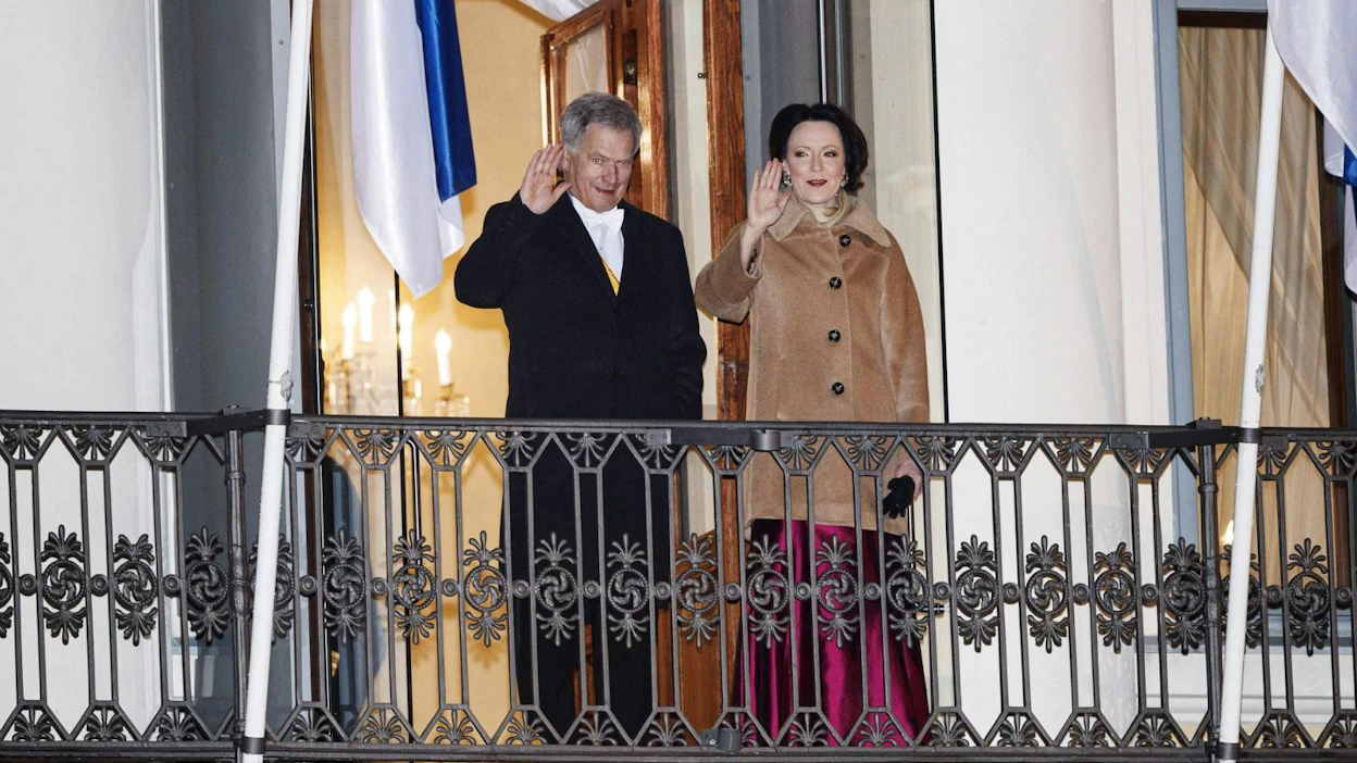 Presidentti Sauli Niinistö muistutti Ylen Linnan juhlien haastattelussa, että Suomessa on ennenkin vaihtunut hallituksia. Kuvassa oikealla puoliso Jenni Haukio. LEHTIKUVA / Roni Rekomaa