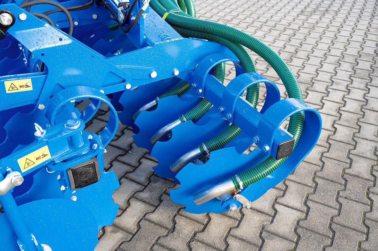 Jakaja syöttää lietteen syöttöletkuihin ja liete ohjataan ensimmäisen kiekkorivin taakse.