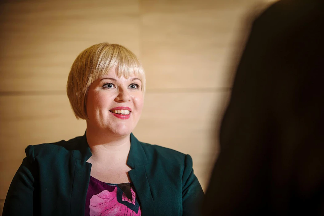 "Emme halua, että hallituksen viesti olisi perheviljelmäpohjaisen maatalousyrittämisen edellytysten heikentäminen", sanoo perhe- ja palveluministeri Annika Saarikko (kesk.)