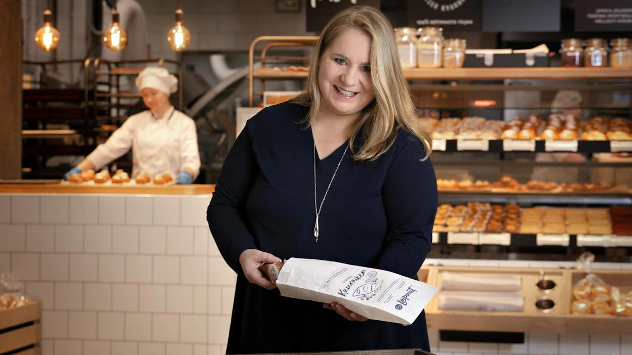 Piia Soininen-Tengvall esittelee leipäpussia, jossa neljäsosa on kaurankuorta eli akanaa. Fazer alkaa tiistaista lähtien pakata myymäläleipomoiden Leipurin Kaurainen -leipää uuteen pussiin.