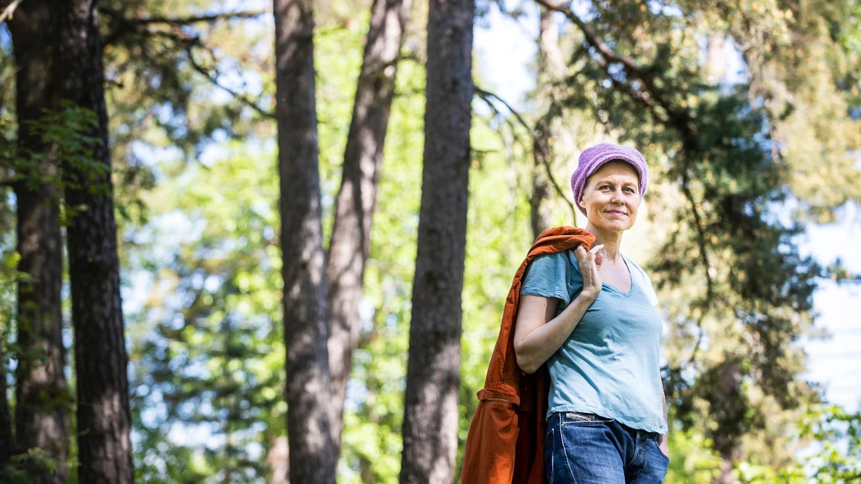 ”Löydän itsestäni usein viiston tai vinkkelin katseen. Huumori on silti lukijan tai kuulijan silmissä tai korvissa. En ota siihen kantaa, kirjoitan miten kirjoitan”, runoilija Anja Erämaja toteaa.