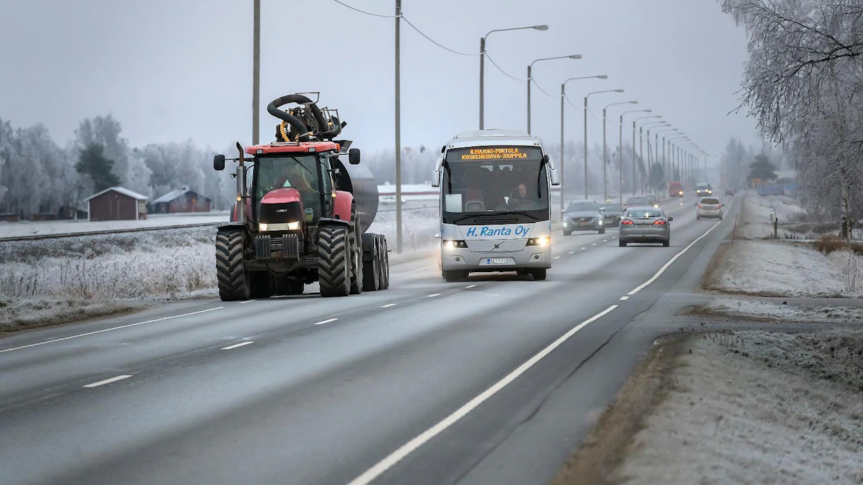 Traktorin ja peräkärryn suurin sallittu yhdistelmäpituus on kesäkuun jälkeenkin 16,5 metriä.