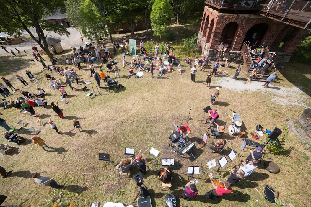 Tapahtuma järjestetään historiallisessa Taalintehtaan ruukkikylässä merellisessä ympäristössä. Kuva otettiin festareilta vuonna 2019.
