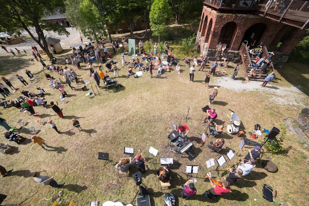 Haluatko pakoon massakulttuuritapahtumia? Kemiönsaaressa järjestettävä Festival  Norpas tarjoaa metsäaiheista taidetta, purjehdusta ja sirkusesityksiä -  Lukemisto - Maaseudun Tulevaisuus