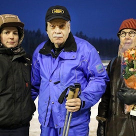 Kuvassa Nyyti-Maria Timonen, Jarkko Lehtinen ja Anneli Mitjonen viime tammikuussa yhteiskuvassa Kielaksen voiton jälkeen. Kuva: Anu Leppänen