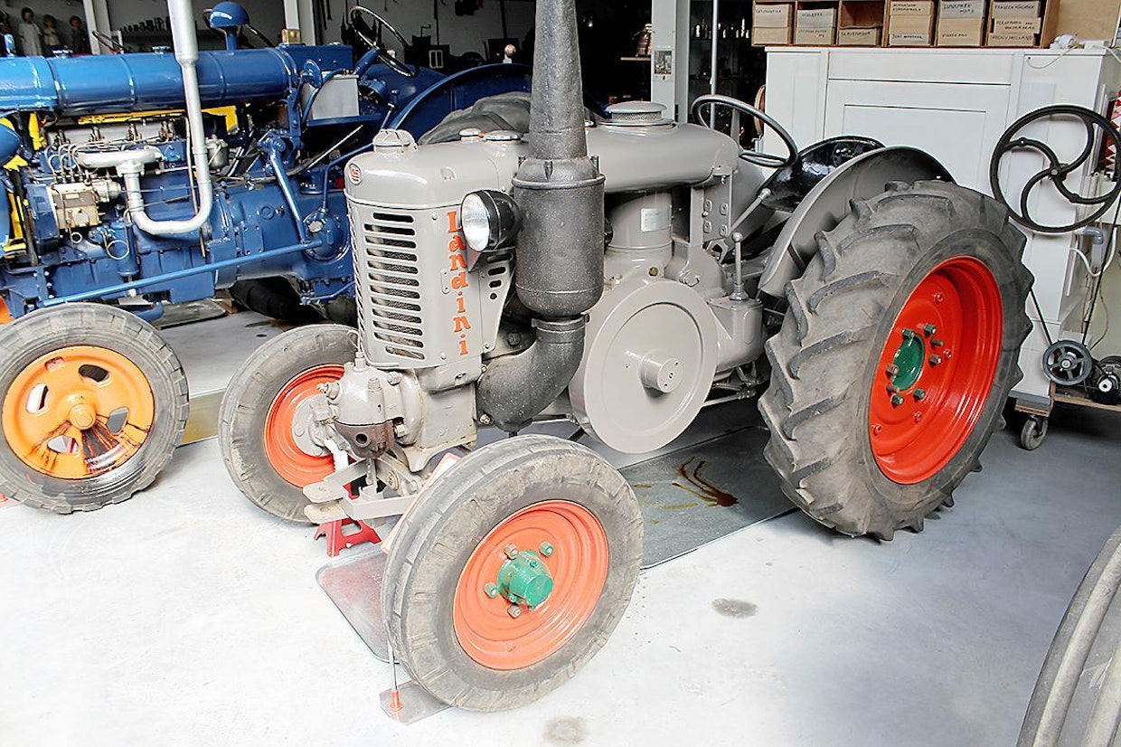 Hollantiin ostettiin vielä 1950-luvulla runsaasti kuulapäätraktoreita, koska ne olivat vähäruokaisia ja luotettavia tulvapumppujen pyörittäjiä. Saksalaisen Lanzin, ranskalaisten Le Percheronin ja Vierzonin sekä puolalaisen Ursuksen ja unkarilaisen HSCS:n lisäksi pumppujen edessä näkyi myös italialaista Landinia, joka teki hehkuulasytytteisiä traktoreita vuoteen 1957 asti. Kuvassa Landini L25, jonka makaavassa sylinterissä on tilavuutta 4312 cm3 ja tehoa 25 hv/880 rpm.