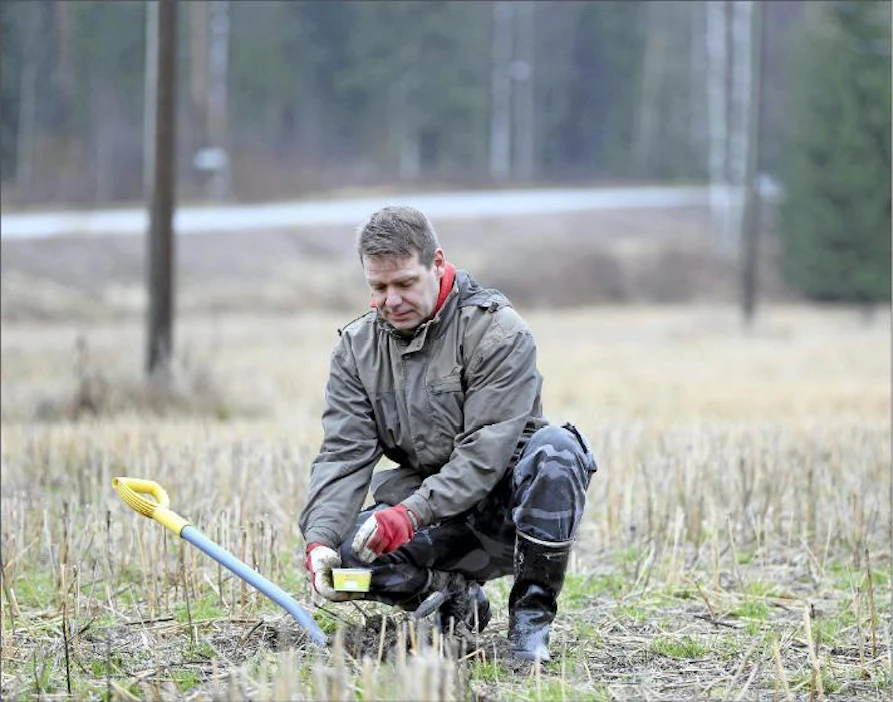 Jarkko Laitila toivoo, että viljelijät satsaavat edelleen sadon laatuun. Laitila ottaa maanäytettä ravinneanalyysiä varten. Jussi Partanen
