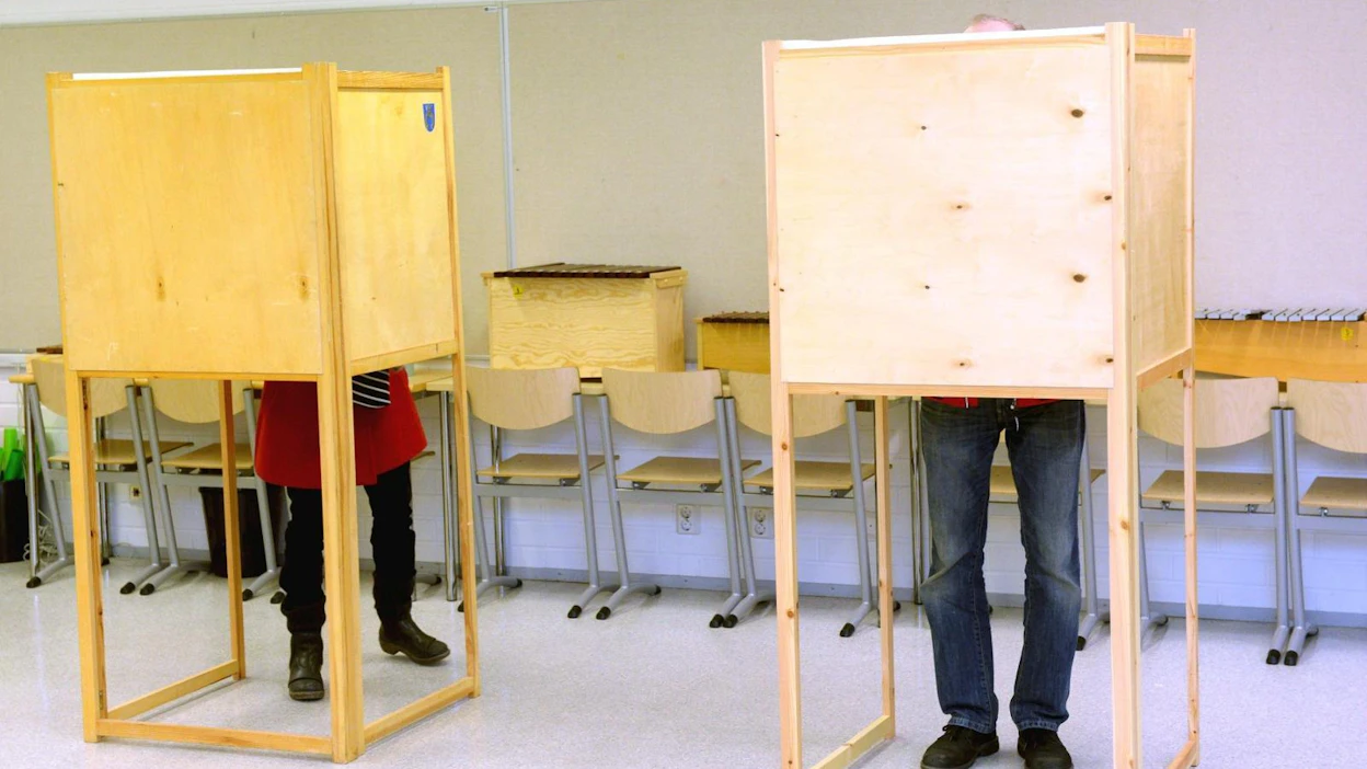Tukea äänestyspäätöksen tekemiseen eduskuntavaaleissa haetaan eniten sanomalehdistä. LEHTIKUVA / MIKKO STIG