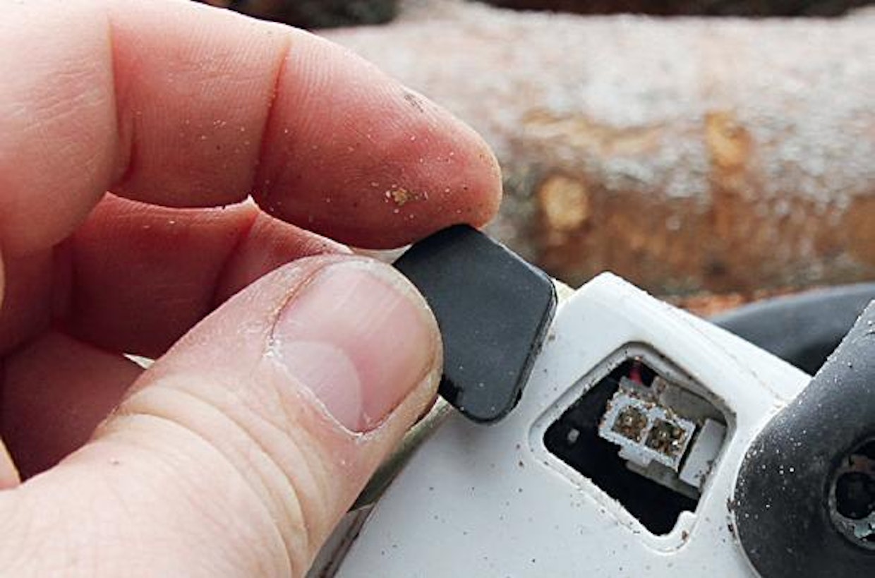 M-Tronic kertoo itsestään vain mustan suojakumin takana olevalla diagnostiikkaliittimellä.